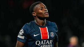 Notícia Record: Nuno Mendes coloca 'travão' na renovação com o PSG após telefonema de... Amorim