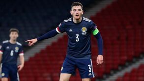 Andy Robertson rendido a Arne Slot: «Taticamente é brilhante»