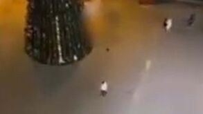 O momento em que uma pessoa foi baleada no tiroteio no Palácio do Gelo em Viseu