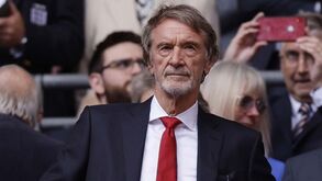 «Pontapé nos dentes para muitos antigos jogadores»: Man. United corta apoio a instituição e deixa adeptos revoltados