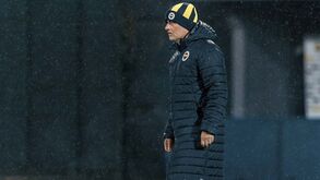 Mourinho cumpre 'promessa' após cirurgia: «Disse-vos que no primeiro dia estaria no relvado»