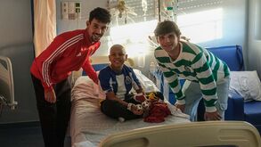 Eduardo Quaresma e Tomás Araújo juntos antes do dérbi: dupla surpreendeu crianças no IPO de Lisboa