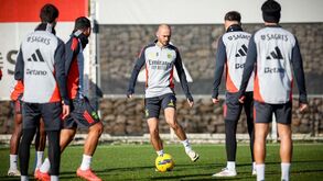 Aursnes, Otamendi e Renato Sanches a postos: as imagens de mais um treino do Benfica antes do dérbi com o Sporting