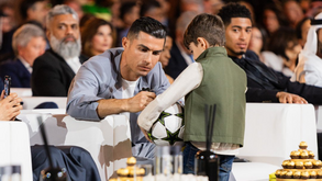 O momento em que Cristiano Ronaldo surpreendeu jovem fã nos Globe Soccer Awards