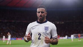 Kyle Walker não envia presentes de Natal aos filhos e polémica estala em Inglaterra