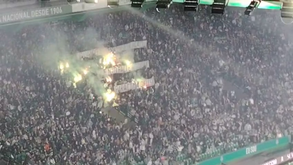 «Quando faltar inspiração, que não falte atitude. Para cima deles»: a tarja do Directivo Ultras XXI com pirotecnia à mistura