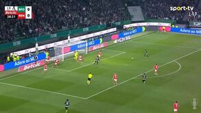 Sporting-Benfica: Gyökeres fugiu a Tomás Araújo e serviu Geny para o golo inaugural