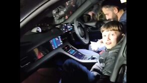 Amorim marca pontos fora de campo: deixa pequeno adepto entrar no seu carro para 'viagem' inesquecível