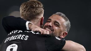 O abraço de Rui Borges a Gyökeres no momento dos festejos após o dérbi: veja a reação do sueco