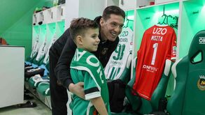 Jovem adepto que luta contra um cancro surpreende jogador do Rio Ave