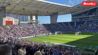 Milhares de adeptos no Estádio do Dragão a assistirem ao treino