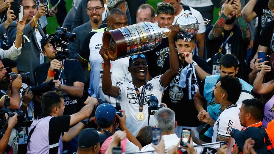 Luiz Henrique ergue o troféu da Libertadores