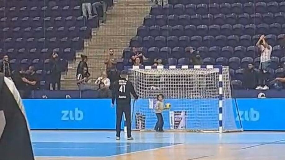 Guarda-redes encarnado joga sempre com o nome do falecido guardião portista nas suas costas