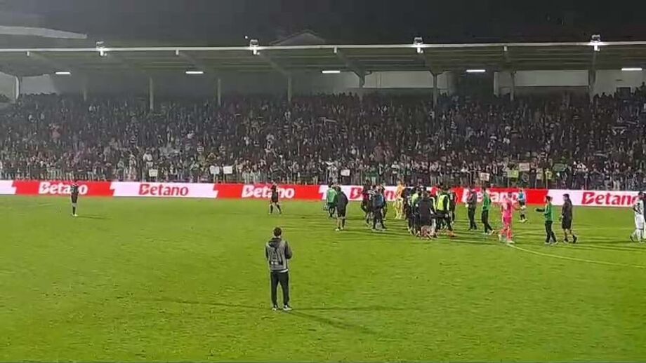 Equipa de João Pereira voltou a perder e adeptos contestaram o treinador após o fim do jogo