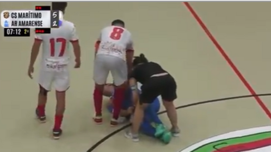 Jogador de futsal do Marítimo com gesto bonito face à lesão de um adversário no jogo da Taça de Portugal