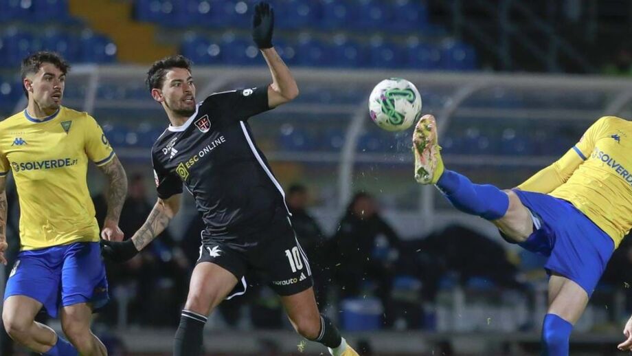 Rúben Lameiras em ação pelo Casa Pia contra o Estoril 
