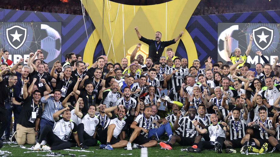 «A equipa voltou a ser respeitada e a jogar como Botafogo»: ano de sonho visto por quem conhece bem o clube