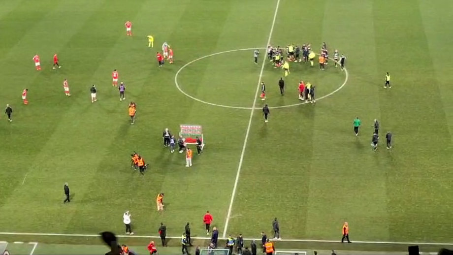 Protestos por parte dos benfiquistas ainda no relvado