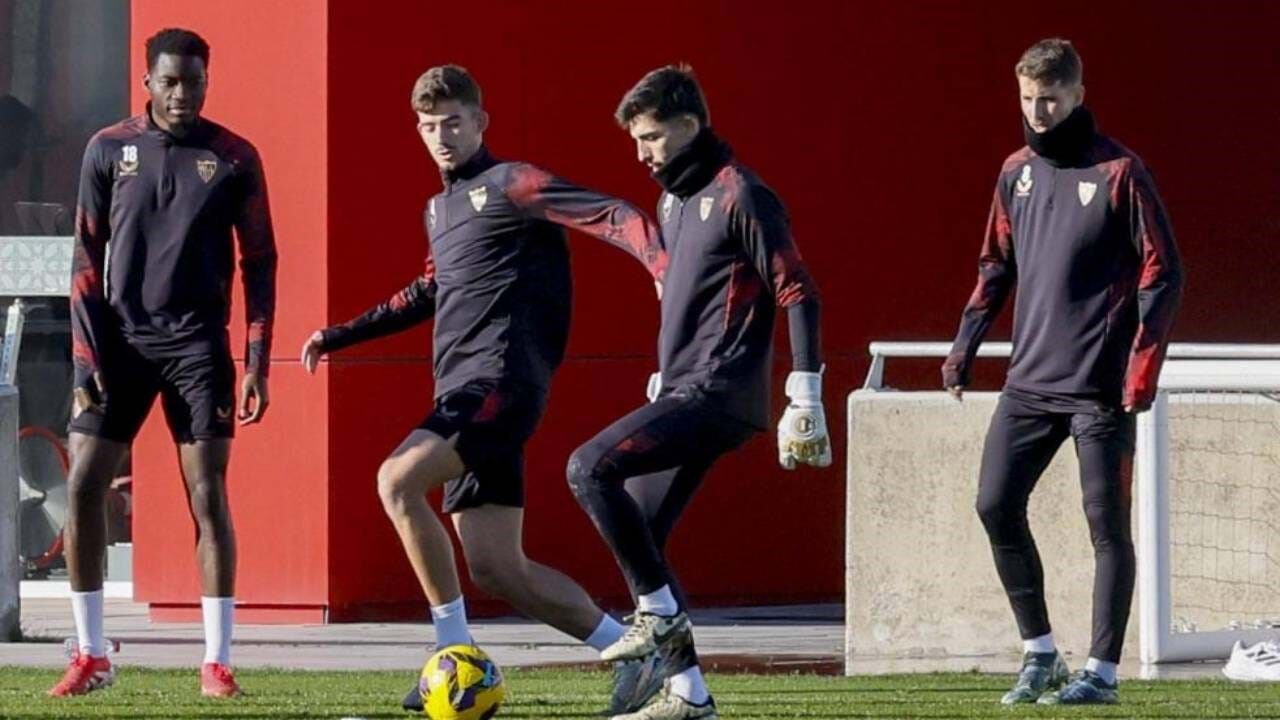 Kike Salas (segundo da esquerda para a direita) no treino desta manhã