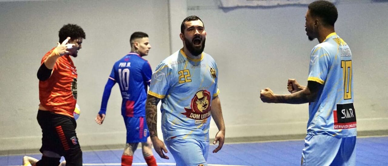 André Galvão (ao centro) continua a faturar 