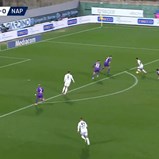 Ligou o 'turbo', deixou um adversário caído e marcou: a tremenda arrancada de Neres no Fiorentina-Nápoles