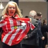 Adepta ganha camisola do Southampton após adivinhar que a equipa ia perder... 5-0