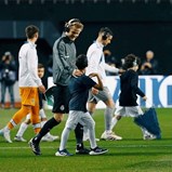 Capitães do Sporting e FC Porto entraram em campo com auscultadores de isolamento