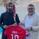 Presidente do Al-Sadd posa com a camisola 10 de Kökçü