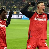 Bayer Leverkusen bate Borussia Dortmund em jogo 'louco' com quatro golos em 19 minutos