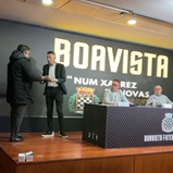 O momento em que Vítor Murta recebeu o documento que permitirá ao Boavista desbloquear os problemas na FIFA