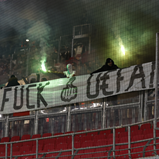 Ultras do Sporting lançam pirotecnia na Red Bull Arena e exibem tarja com mensagem para a UEFA