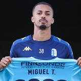 Miguel Tavares renova com o Vizela até 2026