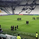 Em ambiente de boa disposição e separados por grupos: jogadores do Benfica no relvado do Allianz Stadium