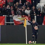 Francisco Conceição levou com objetos atirados por adeptos do Benfica