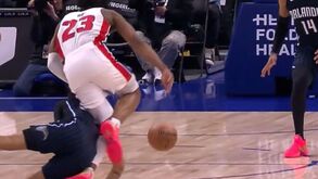 Lesão arrepiante na NBA: jogador dos Pistons sai de maca e deixa companheiros em desespero