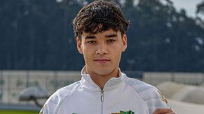 Afonso Assis assina contrato profissional com o Moreirense