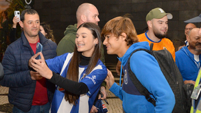 Rodrigo Mora e Samu entre os mais requisitados: as imagens da chegada do FC Porto à Madeira