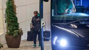 As imagens da chegada do Sporting a Gaia, com uma novidade na comitiva