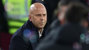 Arne Slot não se deixa 'enganar' pelo 14.º lugar do Man. United: «Descansar jogadores? Claro que não...»