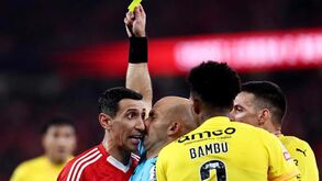 Ânimos exaltados no Benfica-Sp. Braga: Di María desentendeu-se com Robson Bambu e Luís Godinho teve de intervir