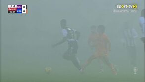 Nacional-FC Porto: VAR alertou para possível vermelho para Mora neste lance mas árbitro manteve o amarelo