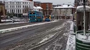 Cidade pintada de branco: as imagens do nevão que ameaça o Liverpool-Manchester United