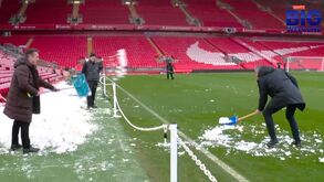 Gary Neville e Carragher divertem-se com a neve no relvado de Anfield 