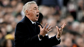 Ancelotti foi aos arames: espanhóis relatam momentos de tensão no balneário do Real Madrid