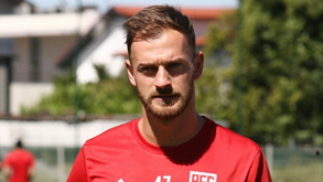 Jonatan Lucca perto da saída