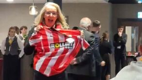 Adepta ganha camisola do Southampton após adivinhar que a equipa ia perder... 5-0