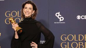Brasileira Fernanda Torres faz história ao ganhar Globo de Ouro