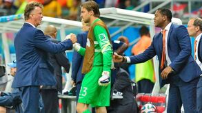 Parece mentira: Indonésia contrata Kluivert e Van Gaal