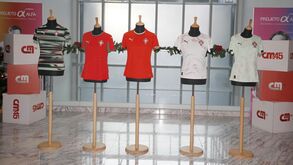 As novas camisolas da Seleção Nacional visitaram a redação de Record