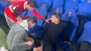 Calabria às gargalhadas e Emerson preocupado: Sérgio Conceição teve de ser assistido depois dos festejos